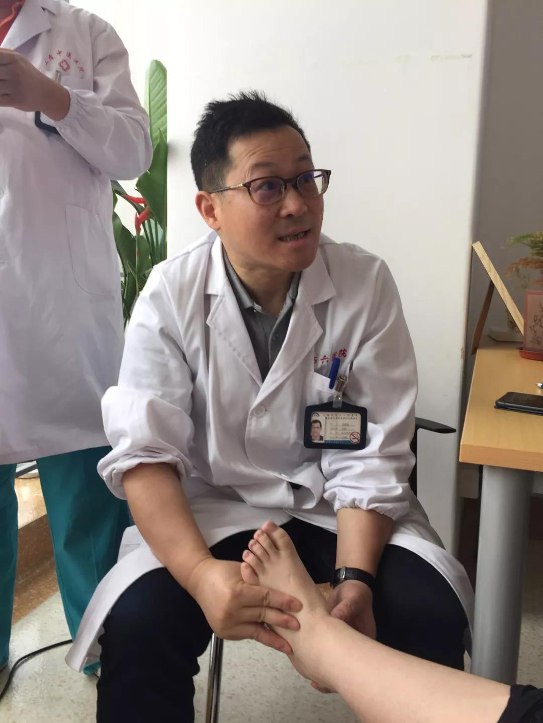 施忠民主任医师,医学博士,硕士生导师.