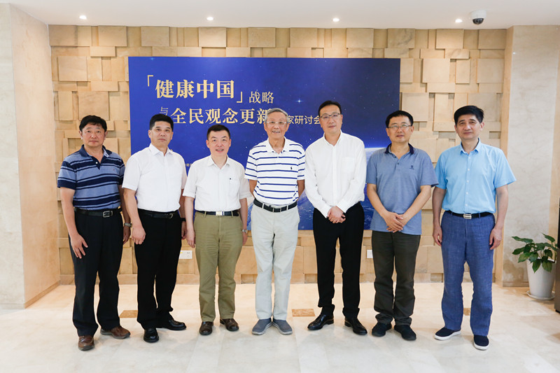 健康教育专家胡锦华:守护大众健康要"两手一起转"