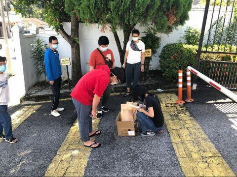 口罩+连花清瘟胶囊，驻马使馆为留学生发“健康包”