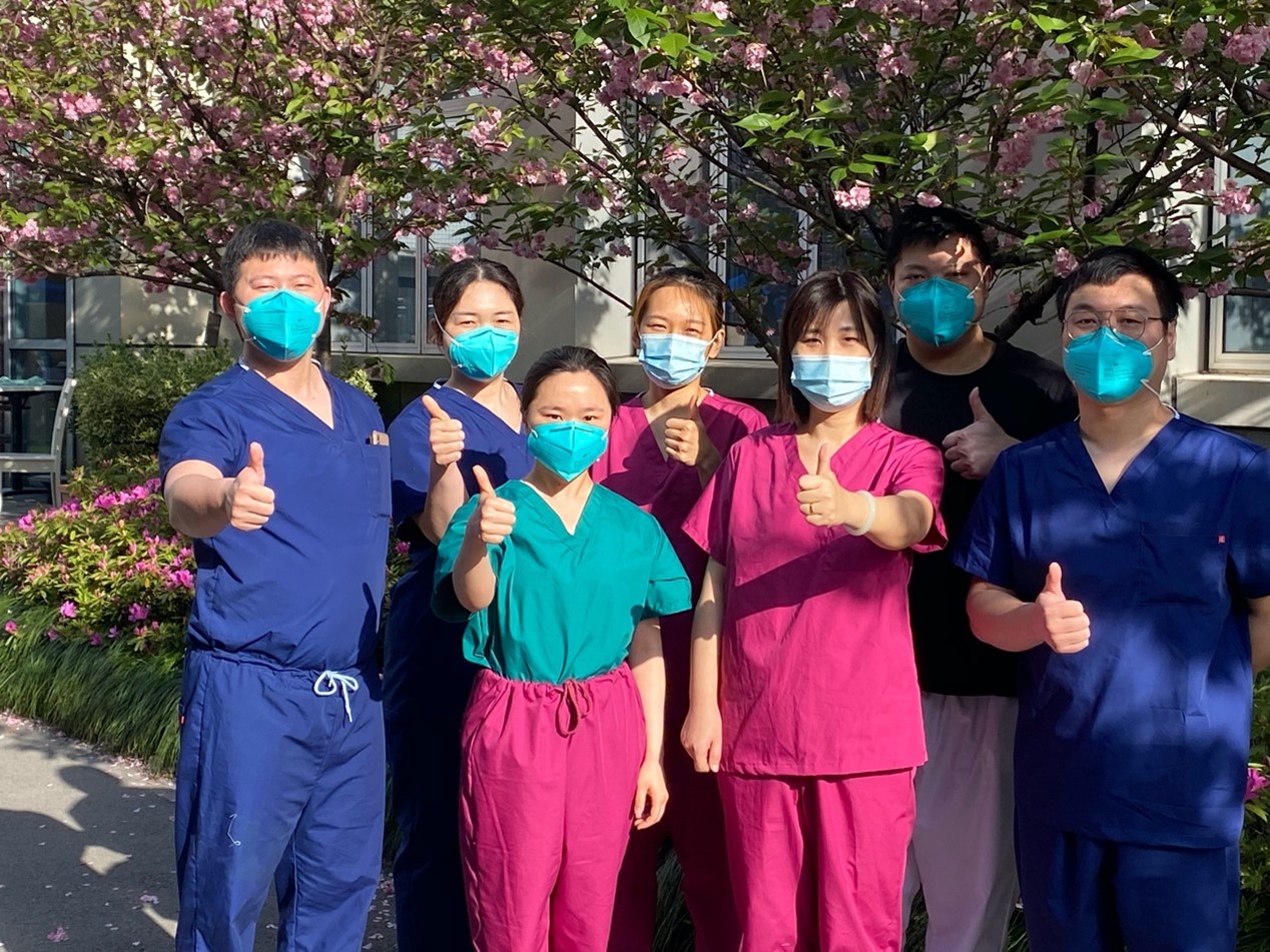服中药，练功法：上海中西医结合医院医疗队助患者正气存内
